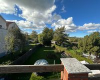 Blick von der Dachterrasse in den Garten